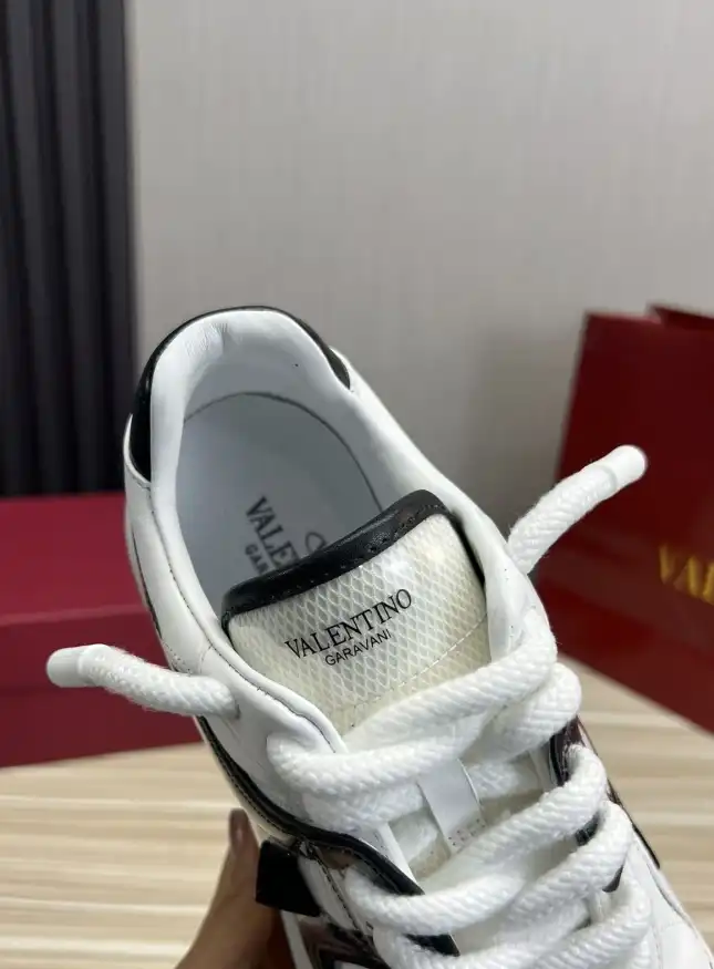 hype Valentino Sneakers