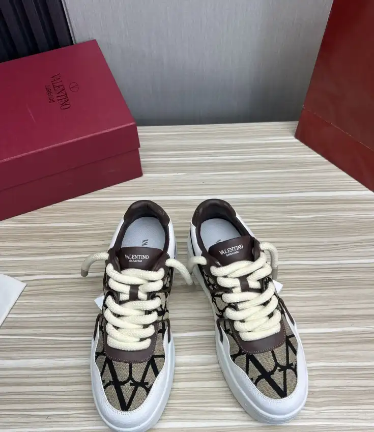 hype Valentino Sneakers