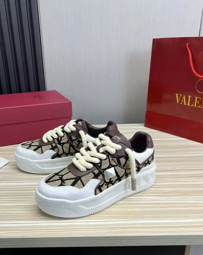 hype Valentino Sneakers