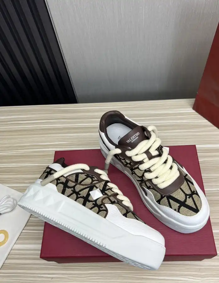 hype Valentino Sneakers