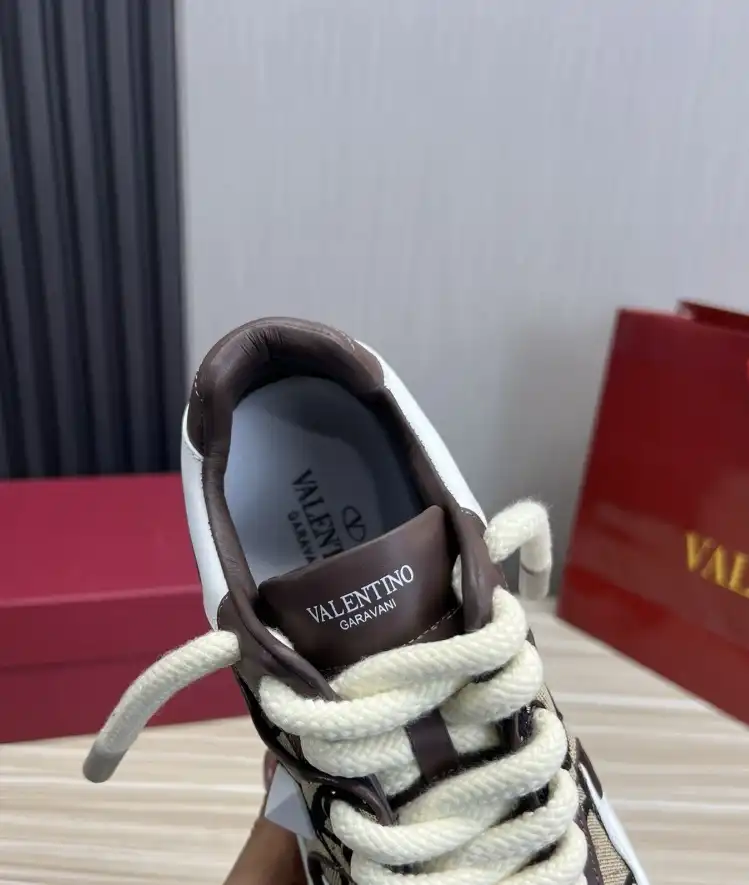 hype Valentino Sneakers