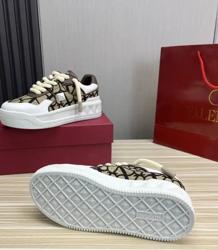 hype Valentino Sneakers