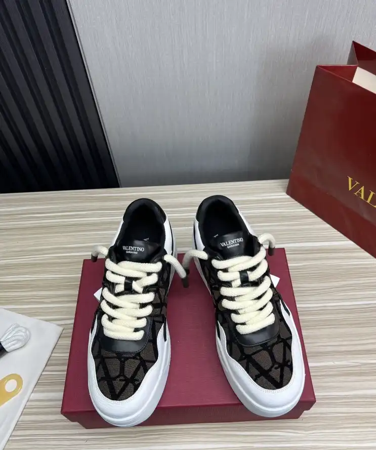 hype Valentino Sneakers