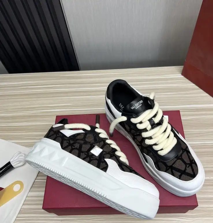 hype Valentino Sneakers