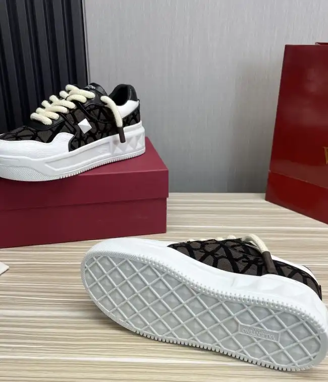 hype Valentino Sneakers