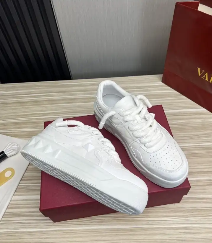 hype Valentino Sneakers