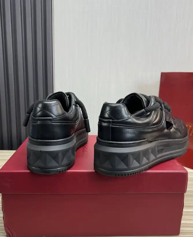 hype Valentino Sneakers