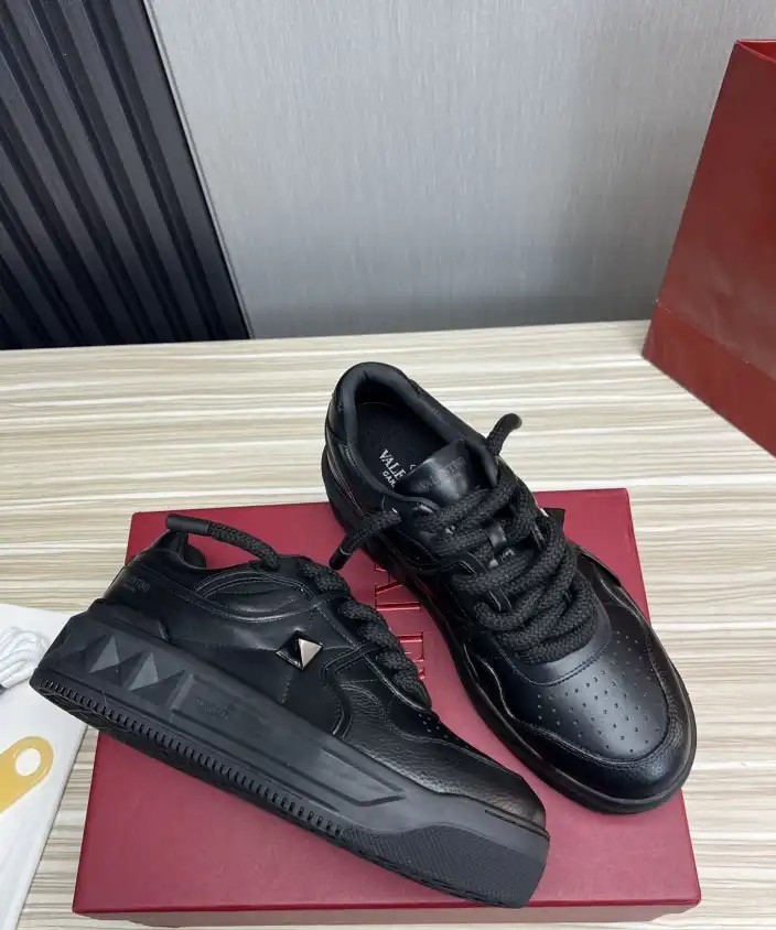 hype Valentino Sneakers