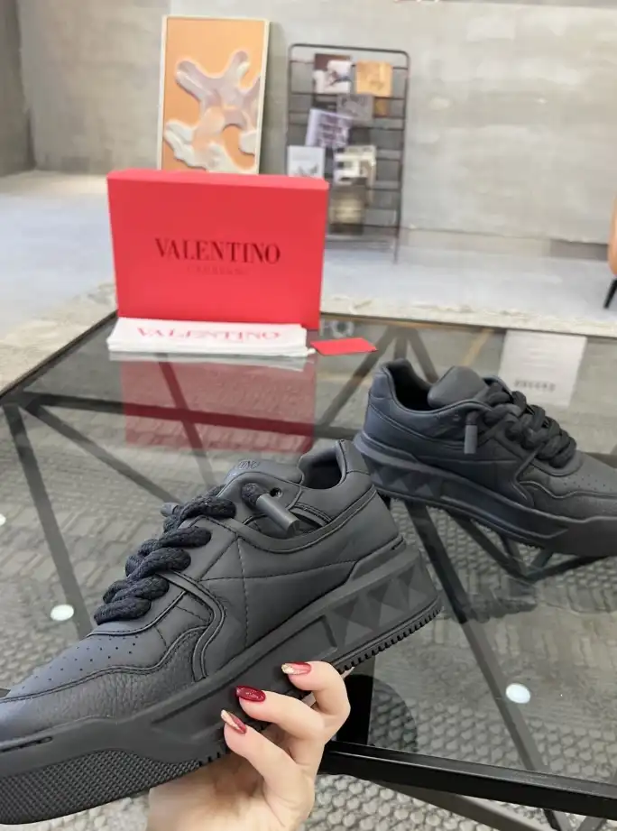 hype Valentino Sneakers