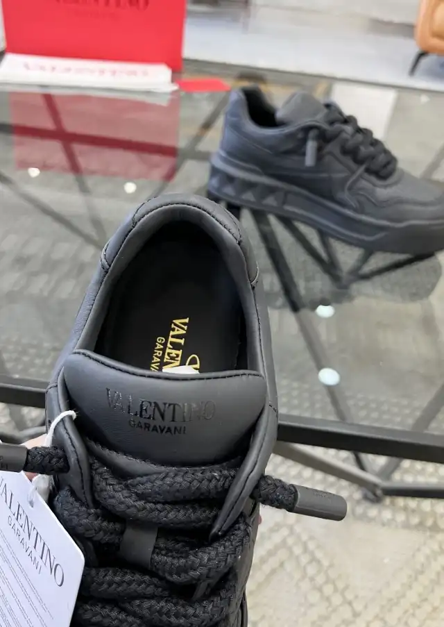 hype Valentino Sneakers