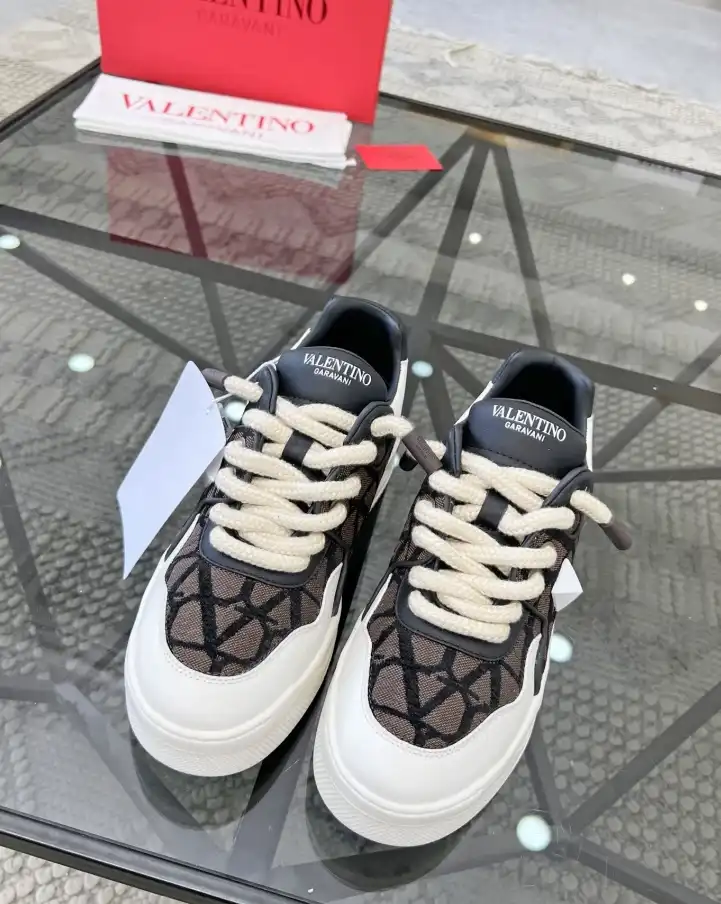 hype Valentino Sneakers