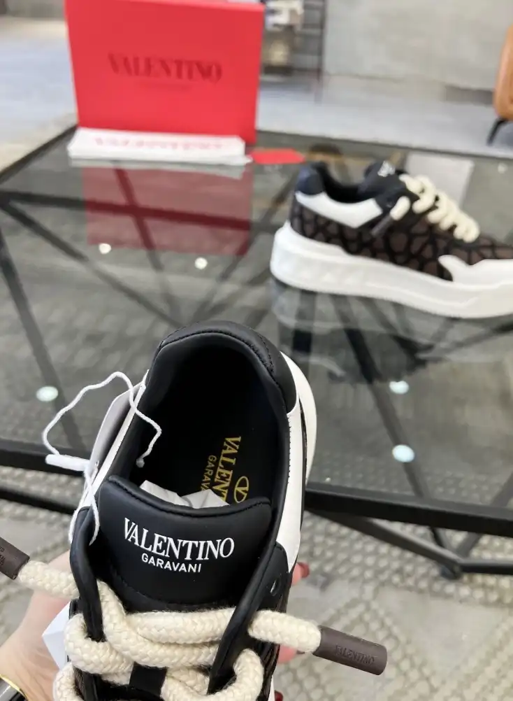 hype Valentino Sneakers