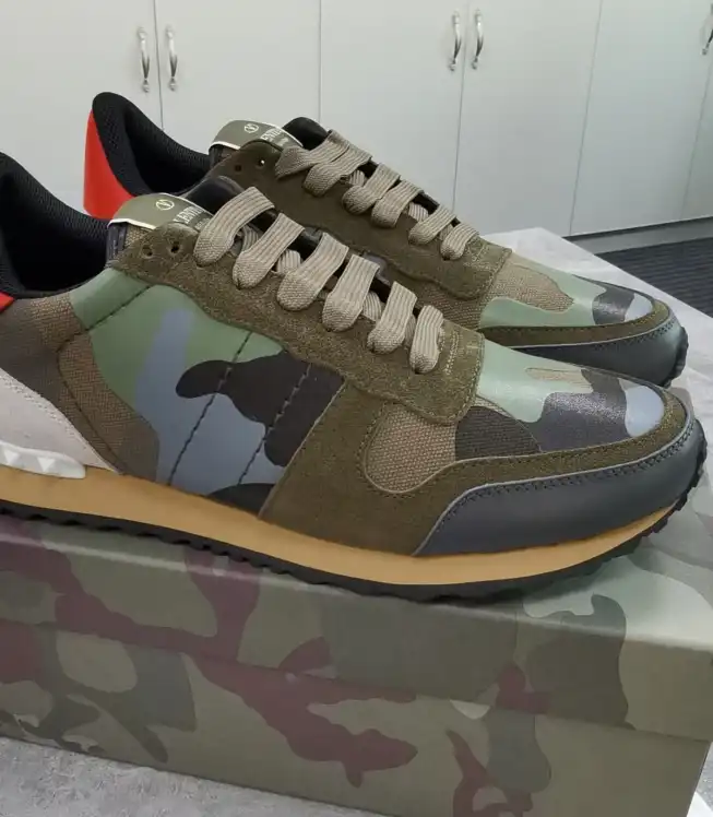 hype Valentino Sneakers