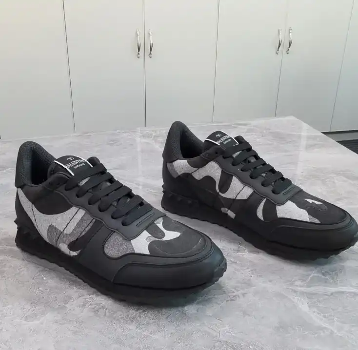 hype Valentino Sneakers