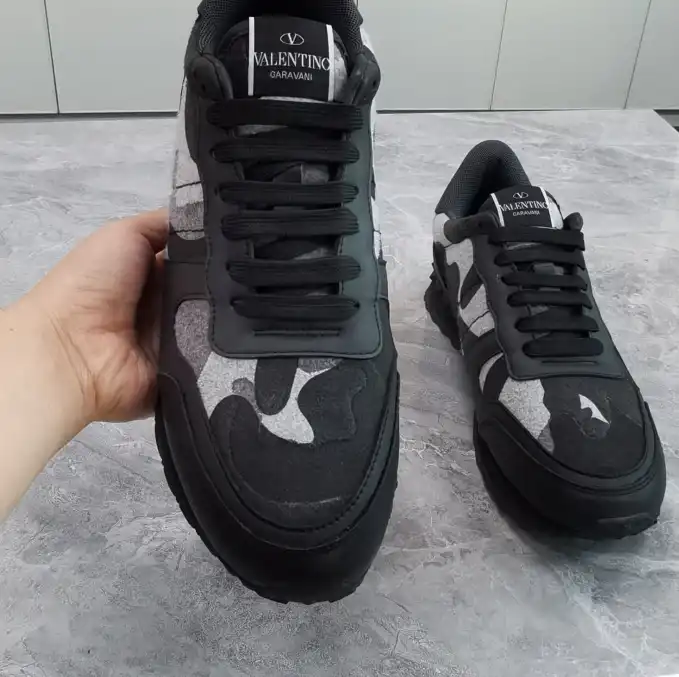 hype Valentino Sneakers