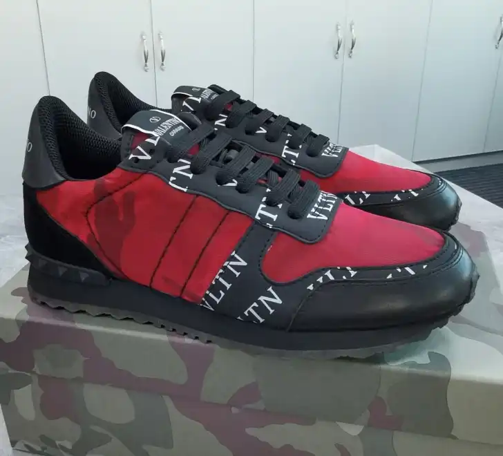 hype Valentino Sneakers