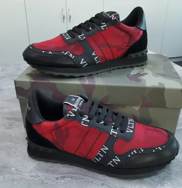 hype Valentino Sneakers