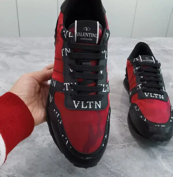 hype Valentino Sneakers