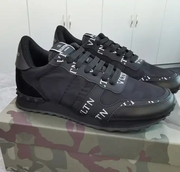 hype Valentino Sneakers