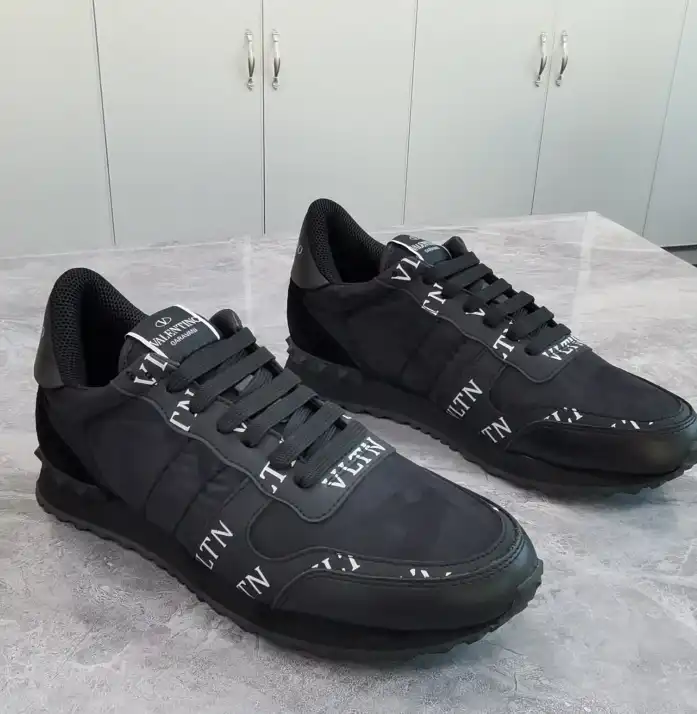 hype Valentino Sneakers