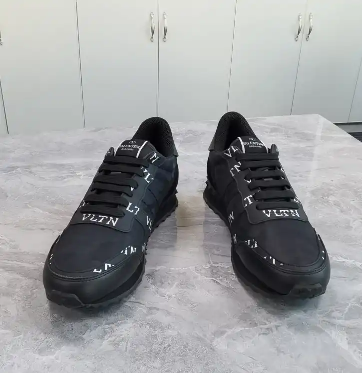 hype Valentino Sneakers