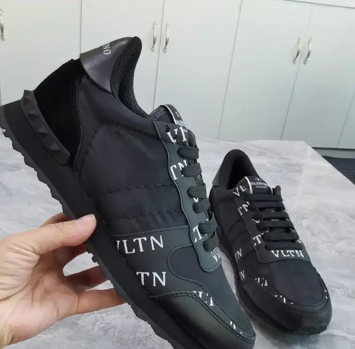 hype Valentino Sneakers