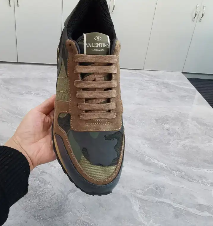 hype Valentino Sneakers