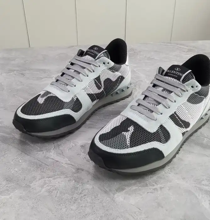 hype Valentino Sneakers