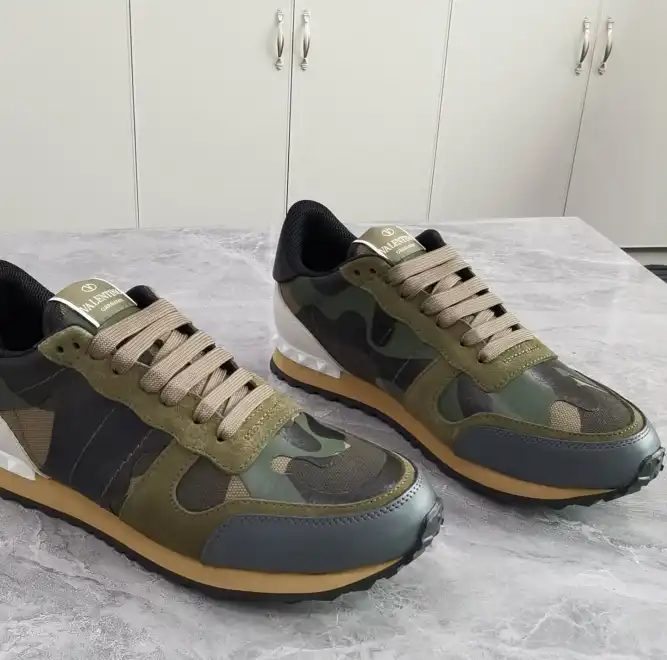 hype Valentino Sneakers