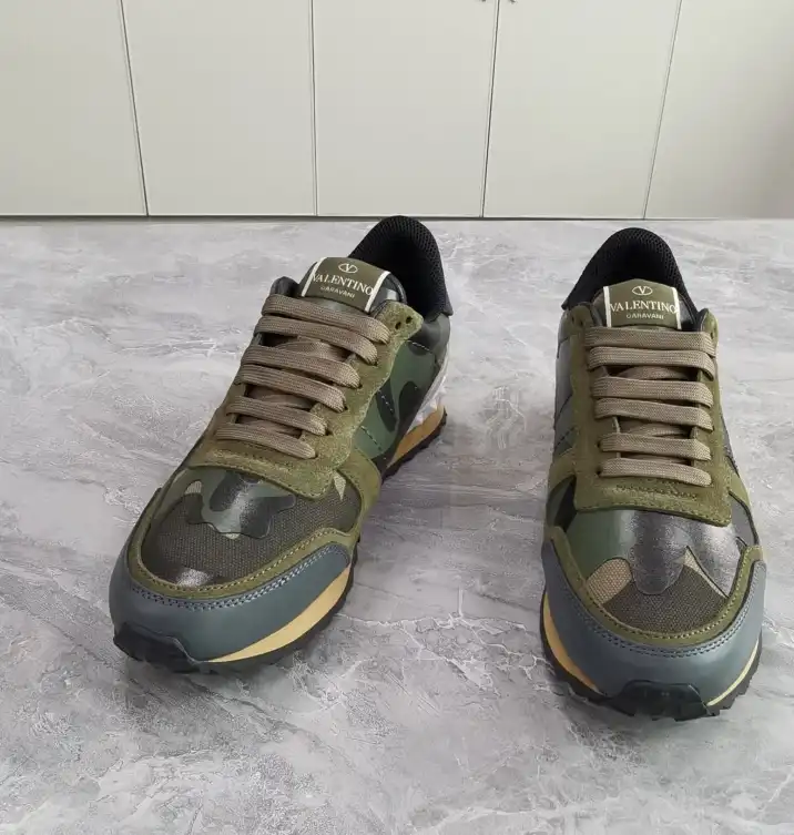 hype Valentino Sneakers