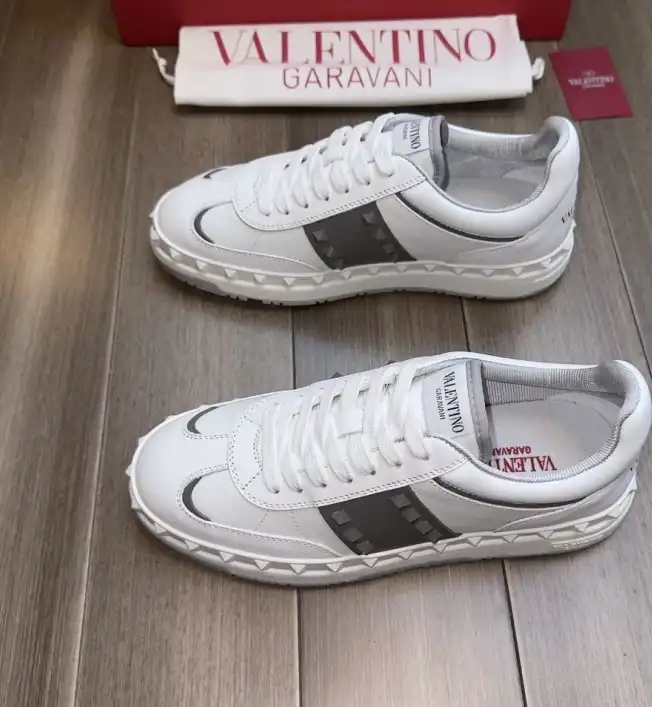 hype Valentino Sneakers