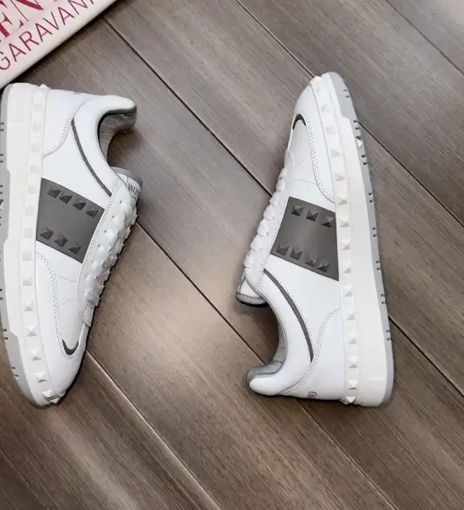 hype Valentino Sneakers