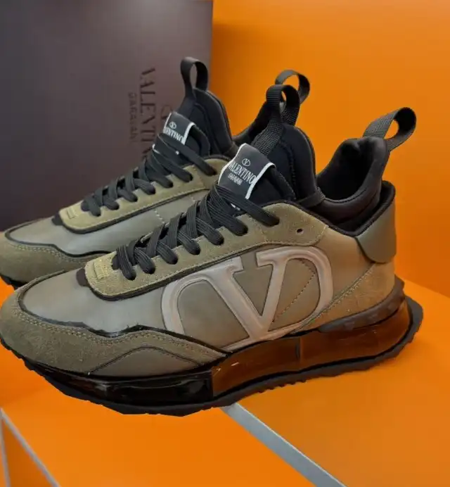 hype Valentino Sneakers