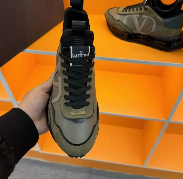 hype Valentino Sneakers