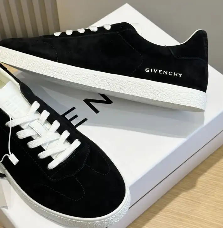 hype Givenchy Sneakers