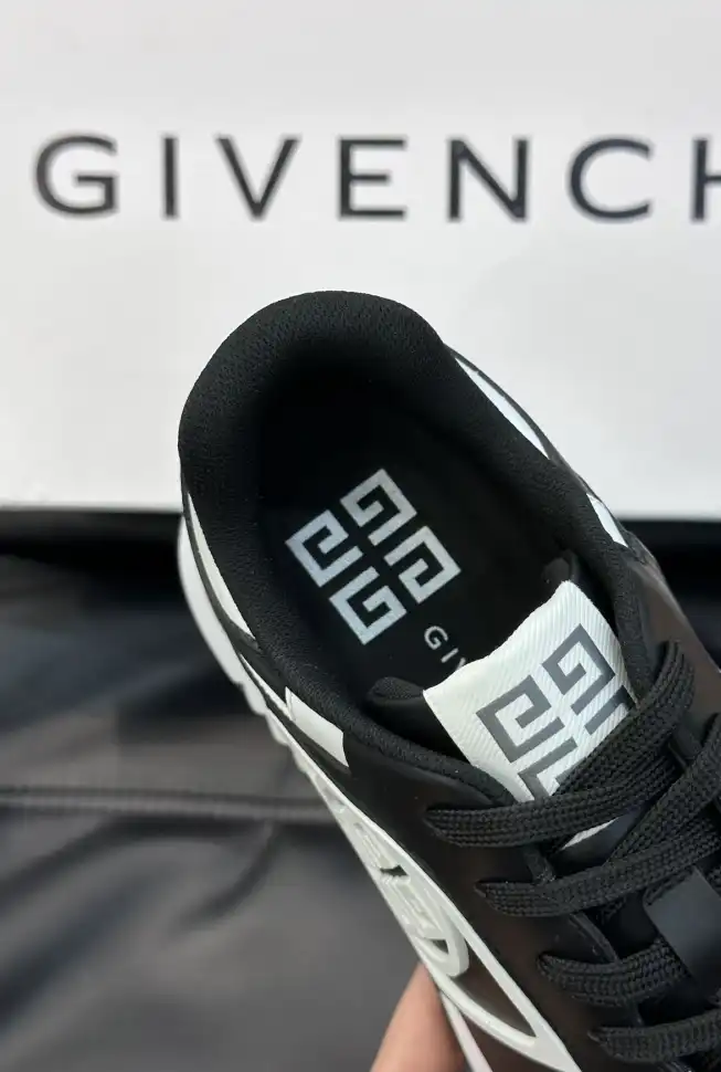 hype Givenchy Sneakers