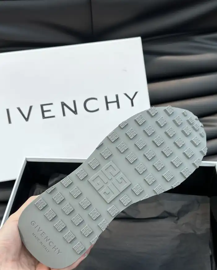 hype Givenchy Sneakers