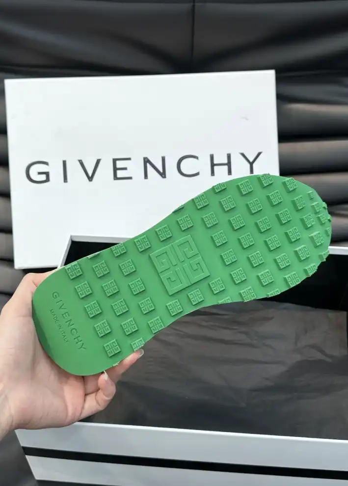 hype Givenchy Sneakers