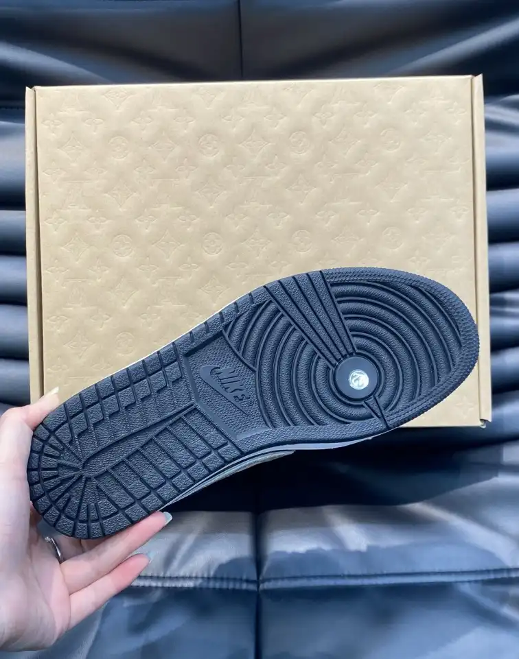 hype Louis Vuitton Sneakers