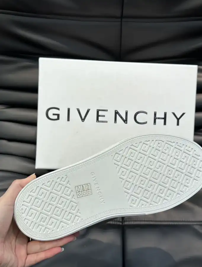 hype Givenchy Sneakers