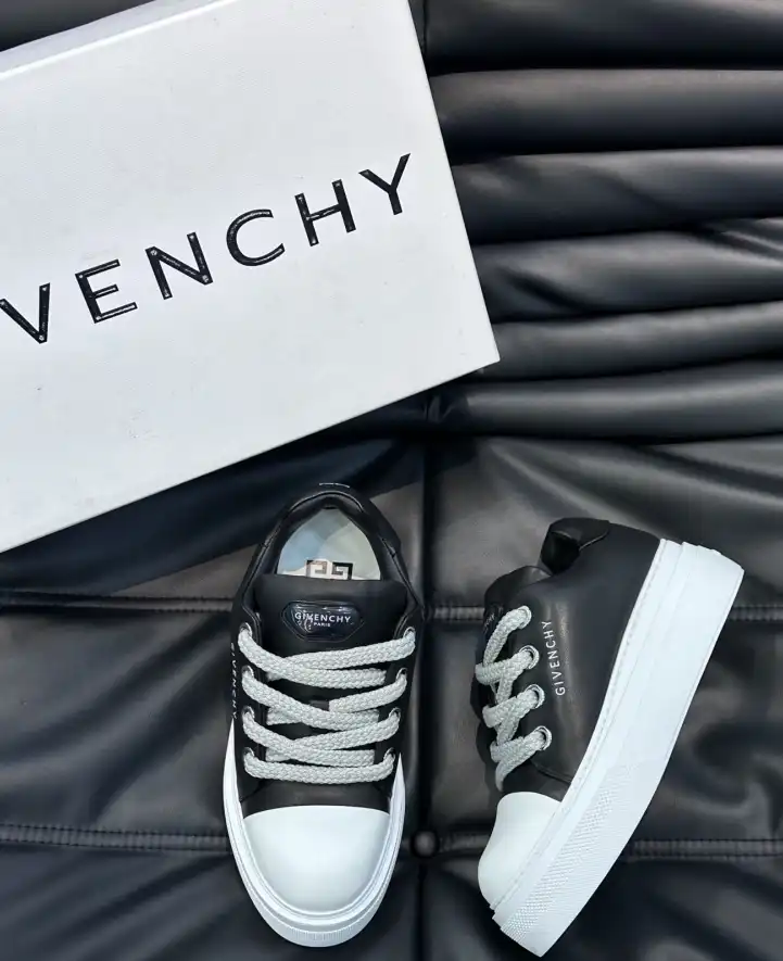 hype Givenchy Sneakers