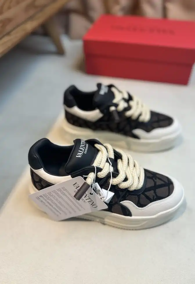 hype Valentino Sneakers