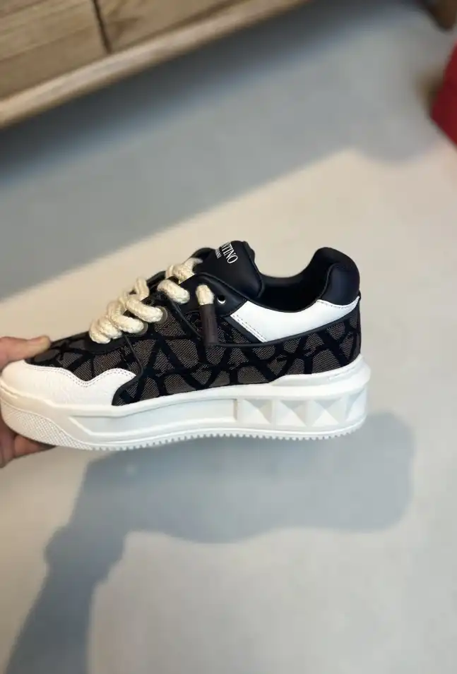 hype Valentino Sneakers