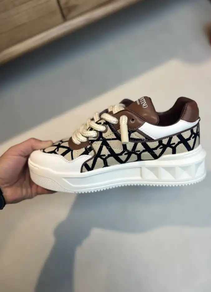 hype Valentino Sneakers