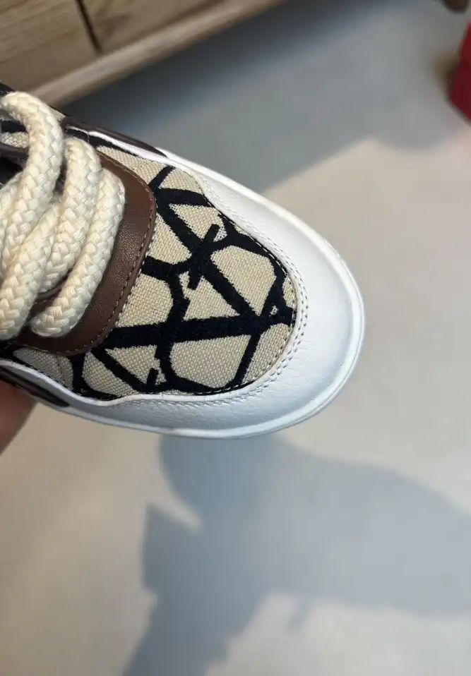 hype Valentino Sneakers