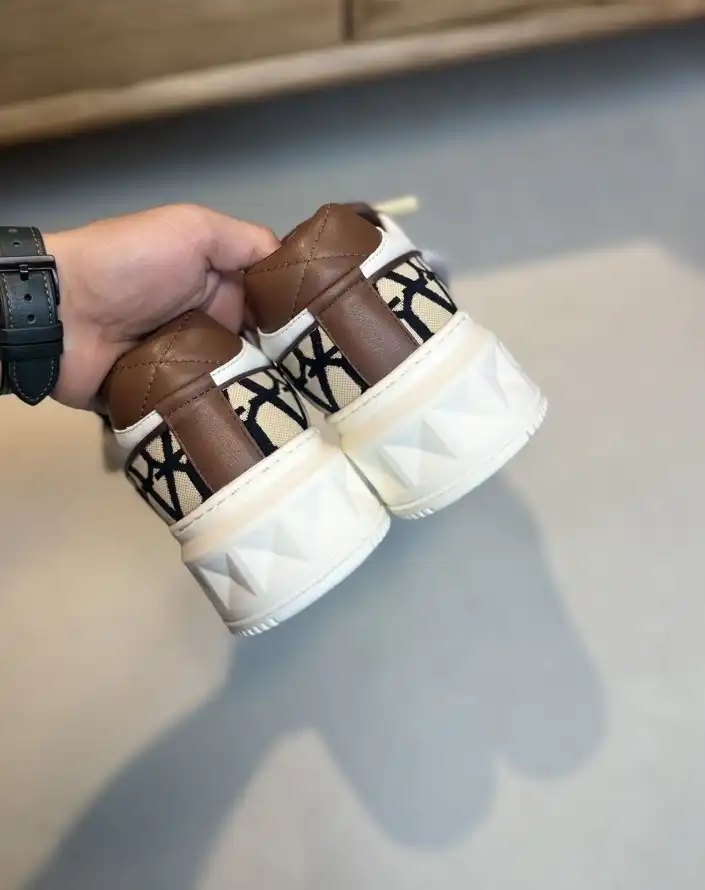 hype Valentino Sneakers