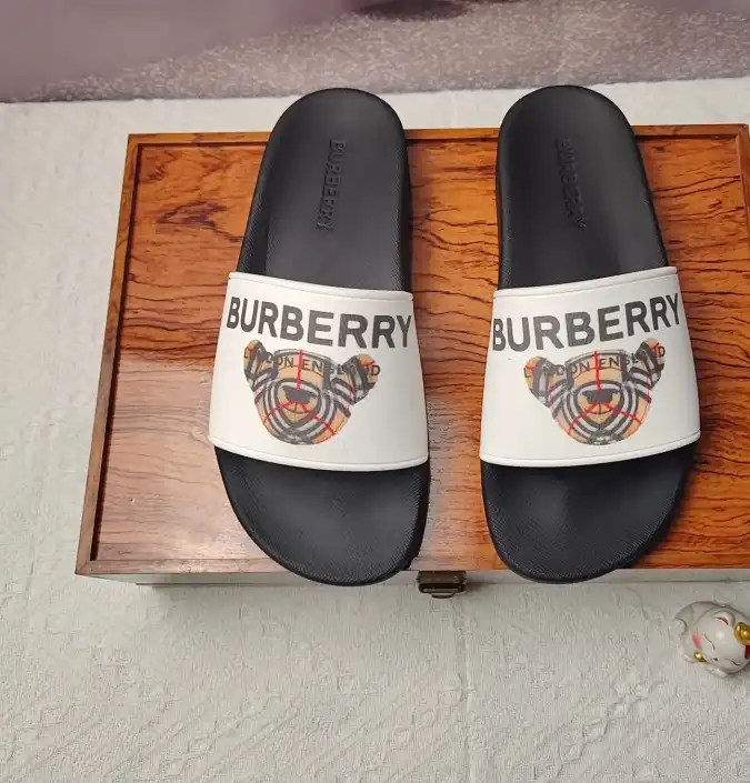 hype Burberry Slippers