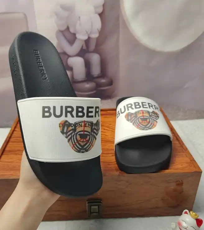 hype Burberry Slippers