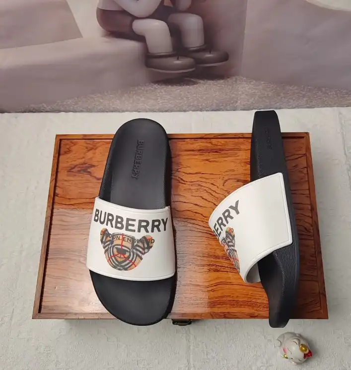 hype Burberry Slippers