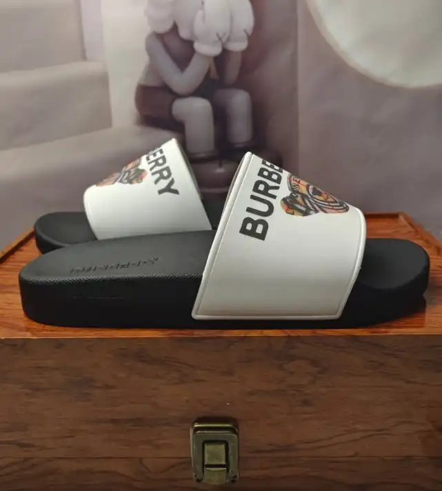 hype Burberry Slippers